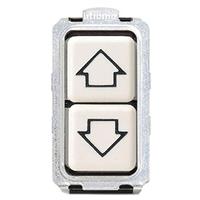 Doppio pulsante 1P NO 10A Bticino Magic con frecce indicative 'SU-GIU', 1 modulo. Modulo da applicare sui supporti 5367R,503R,504S,505R,506LS.