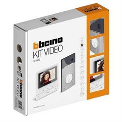 Kit vivavoce monofamiliare con videocitofono Classe 100V16E e pulsantiera Linea 3000 con frontale in zama,telecamera a colori grandangolare.